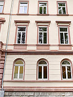 Nahaufnahme der Fassade des Gründerzeithauses in der Alicenstraße 25 in Darmstadt
