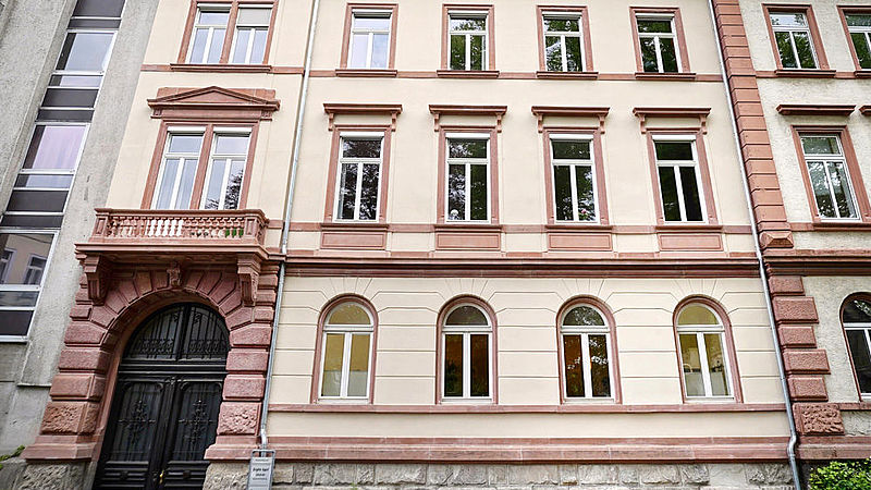 Nahaufnahme der Fassade des Gründerzeithauses in der Alicenstraße 25 in Darmstadt