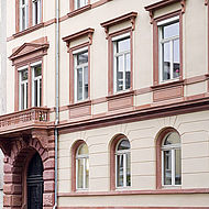 Details der Fassade des historischen Gebäudes in der Alicenstraße 25 in Darmstadt