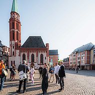 Dr.-Ing. Arne Winkelmann mit Besuchergruppe vor der alten Nikolaikirche