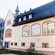 Am Gemeindehaus der Martin Luther Kirche nahm Malerei Steingässer einen Fassadenanstrich vor.
