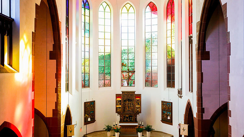 Die Malermeister der Firma Steingässer versahen den Altarraum der St. Elisabeth Kirche in Darmstadt mit neuer Farbe.