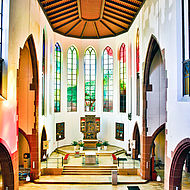 Die Malermeister der Firma Steingässer versahen den Altarraum der St. Elisabeth Kirche in Darmstadt mit neuer Farbe.